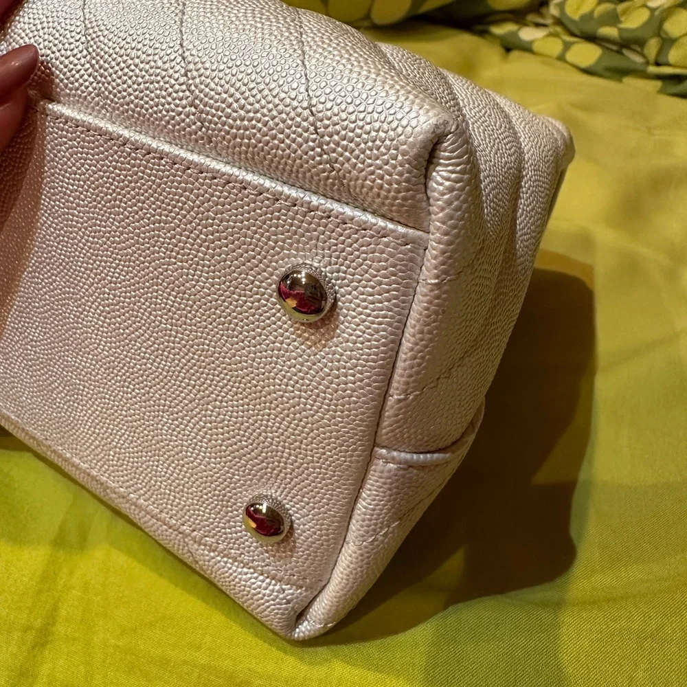 Chanel pearlescent white coco handle medium/large size. - Picture 13 of 16
